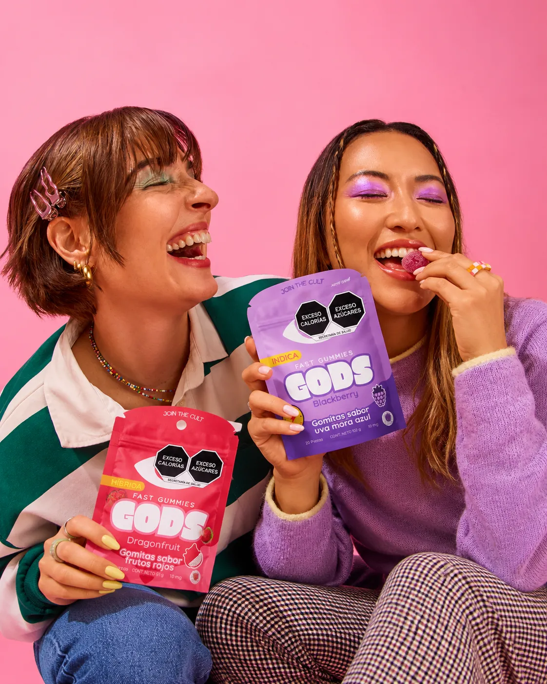 Dos amigas presumiendo sus bolsas de gomitas