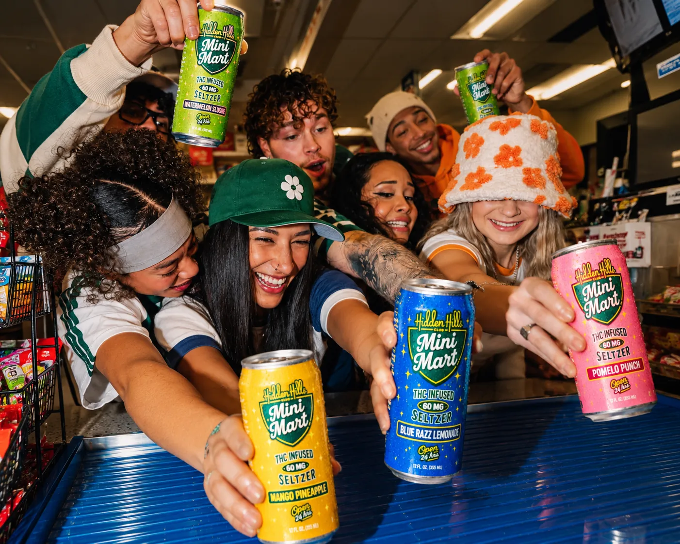Grupo de amigos mostrando sus latas de seltzer